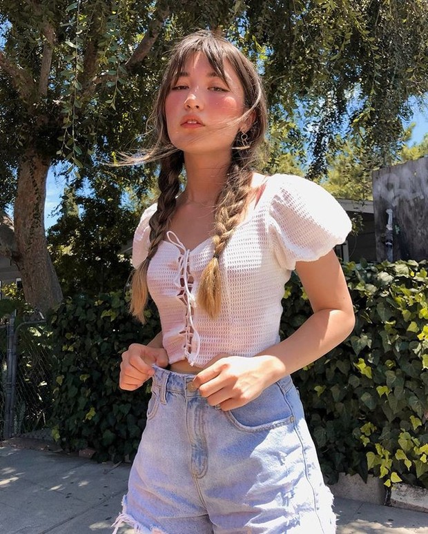 Mix and match atasan puff-sleeve untuk gaya summer bernuansa vintage.