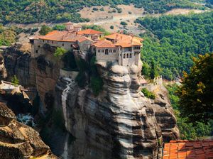 Heboh! Instagram Unggah Meteora dan Biara Melayang di Atas Langit Heboh! Instagram Unggah Meteora dan Biara Melayang di Atas Langit