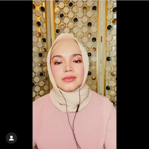Penyanyi asal Malaysia, Siti Nurhalizah, juga ikut mendengarkan single terbaru BCL dan larut dalam kesedihan.
