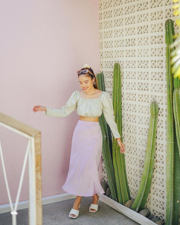 Mix and match atasan puff-sleeve untuk gaya musim panas bernuansa vintage.