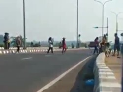 Video 7 Emak-emak Main TikTok di Exit Tol, Polisi Turun Tangan