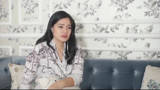 Titi Kamal beberapa kali terlihat menyeka air matanya ketika mendengar single BCL.
