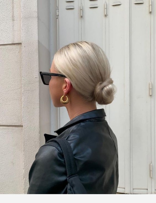 Low bun hairstyle bisa dilakukan dengan berbagai cara.