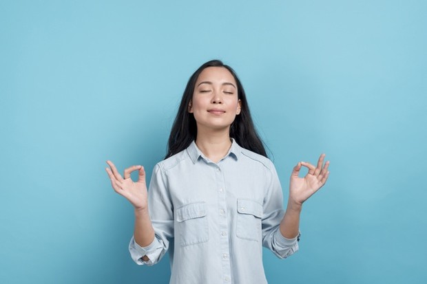 Tenangkan diri dengan latihan pernapasan resonant breathing