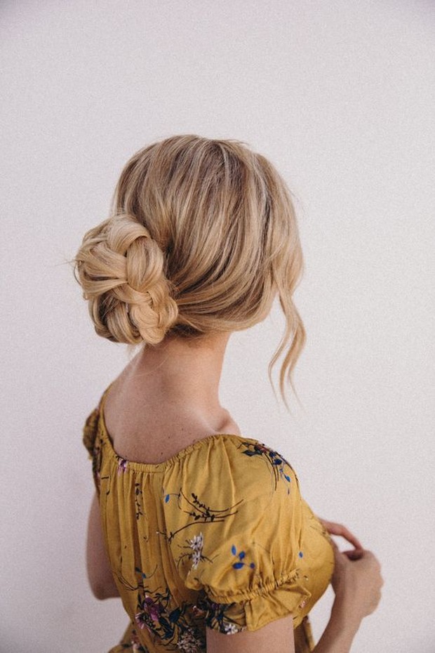 Sebelum mengikatnya menjadi satu sebaiknya kepang terlebih dahulu.