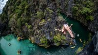 Seru! Aksi Lompat Bebas di Pulau Palawan Filipina