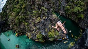 Seru! Aksi Lompat Bebas di Pulau Palawan Filipina