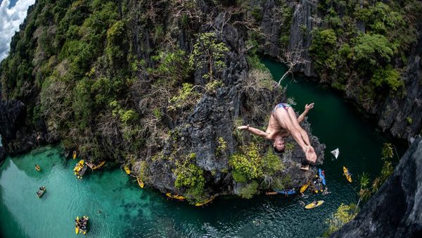 Seru! Aksi Lompat Bebas di Pulau Palawan Filipina