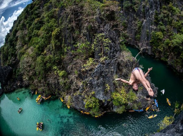 Seru! Aksi Lompat Bebas di Pulau Palawan Filipina