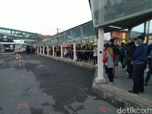 Calon Penumpang KRL di Stasiun Bogor Antre sampai Koridor Calon Penumpang KRL di Stasiun Bogor Antre sampai Koridor