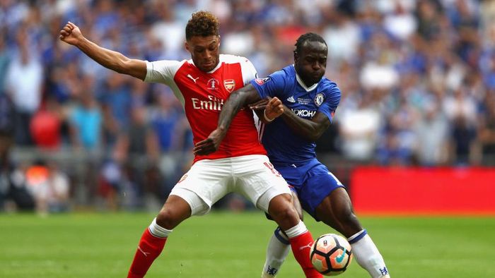 Arsenal vs Chelsea, final piala fa LONDON, ENGLAND - MAY 27: Alex Oxlade-Chamberlain of Arsenal and Victor Moses of Chelsea battle for the ball during The Emirates FA Cup Final between Arsenal and Chelsea at Wembley Stadium on May 27, 2017 in London, England. (Photo by Ian Walton/Getty Images)