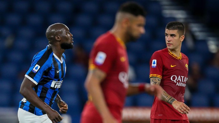 ROME, ITALY - JULY 19: Romelu Lukaku of FC Internazionale celebrates after scoring a goal from the penalty spot during the Serie A match between AS Roma and  FC Internazionale at Stadio Olimpico on July 19, 2020 in Rome, Italy. (Photo by Giampiero Sposito/Getty Images)