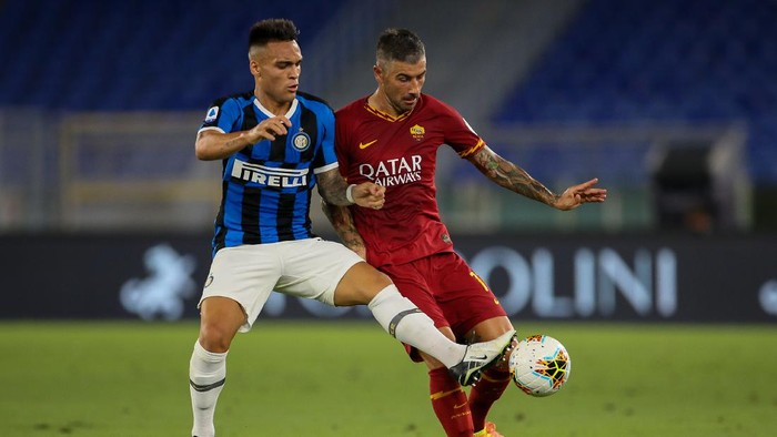 ROME, ITALY - JULY 19: Lautaro Martinez of FC Internazionale and Aleksandar Kolarov of AS Roma fight for the ball during the Serie A match between AS Roma and  FC Internazionale at Stadio Olimpico on July 19, 2020 in Rome, Italy. (Photo by Giampiero Sposito/Getty Images)