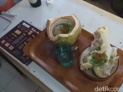 Ini Bakso Sumsum Kelapa Muda yang Lagi Hits di Garut