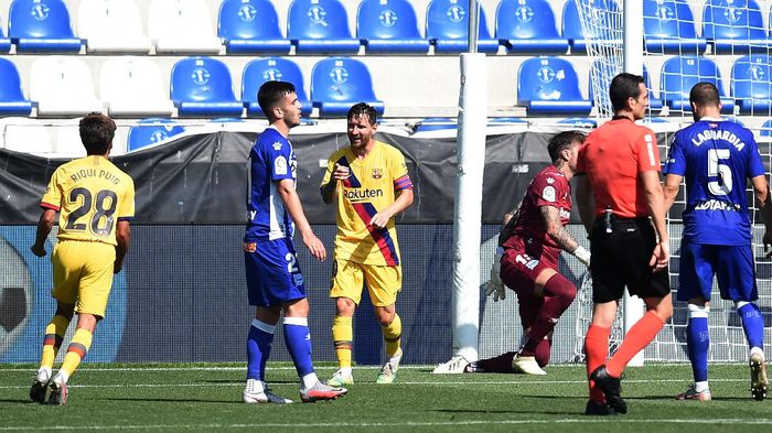 Barcelona VITORIA-GASTEIZ, SPAIN - JULY 19: Lionel Messi of FC Barcelona celebrates with his teammate Riqui Puig after scoring his sides second goal during the Liga match between Deportivo Alaves and FC Barcelona at Estadio de Mendizorroza on July 19, 2020 in Vitoria-Gasteiz, Spain. Football Stadiums around Europe remain empty due to the Coronavirus Pandemic as Government social distancing laws prohibit fans inside venues resulting in all fixtures being played behind closed doors. (Photo by Juan Manuel Serrano Arce/Getty Images)