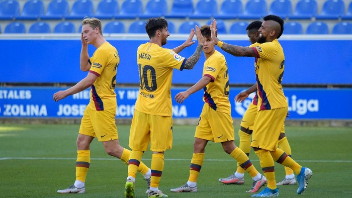 VITORIA-GASTEIZ, SPAIN - JULY 19: Lionel Messi of FC Barcelona celebrates with his teammate Arturo Vidal after scoring his sides fifth goal during the Liga match between Deportivo Alaves and FC Barcelona at Estadio de Mendizorroza on July 19, 2020 in Vitoria-Gasteiz, Spain. Football Stadiums around Europe remain empty due to the Coronavirus Pandemic as Government social distancing laws prohibit fans inside venues resulting in all fixtures being played behind closed doors. (Photo by Juan Manuel Serrano Arce/Getty Images)