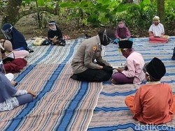 Kisah Polisi Ini Mengajar Anak-anak Dari Rumah ke Rumah karena Tak Ada Ponsel