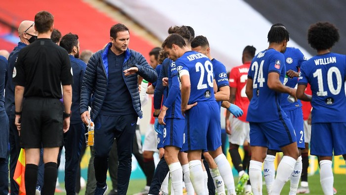 LONDON, ENGLAND - JULY 19: Frank Lampard, Manager of Chelsea speaks to his team during a drinks break during the FA Cup Semi Final match between Manchester United and Chelsea at Wembley Stadium on July 19, 2020 in London, England. Football Stadiums around Europe remain empty due to the Coronavirus Pandemic as Government social distancing laws prohibit fans inside venues resulting in all fixtures being played behind closed doors. (Photo by Andy Rain/Pool via Getty Images)