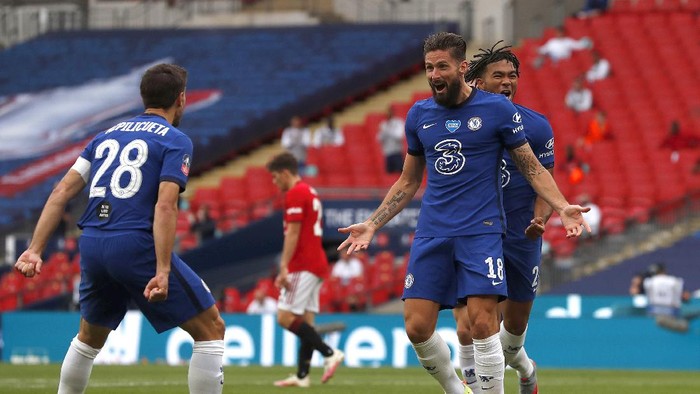 LONDON, ENGLAND - JULY 19: Olivier Giroud of Chelsea celebrates with his team after scoring his sides first goal during the FA Cup Semi Final match between Manchester United and Chelsea at Wembley Stadium on July 19, 2020 in London, England. Football Stadiums around Europe remain empty due to the Coronavirus Pandemic as Government social distancing laws prohibit fans inside venues resulting in all fixtures being played behind closed doors. (Photo by Alastair Grant/Pool via Getty Images)