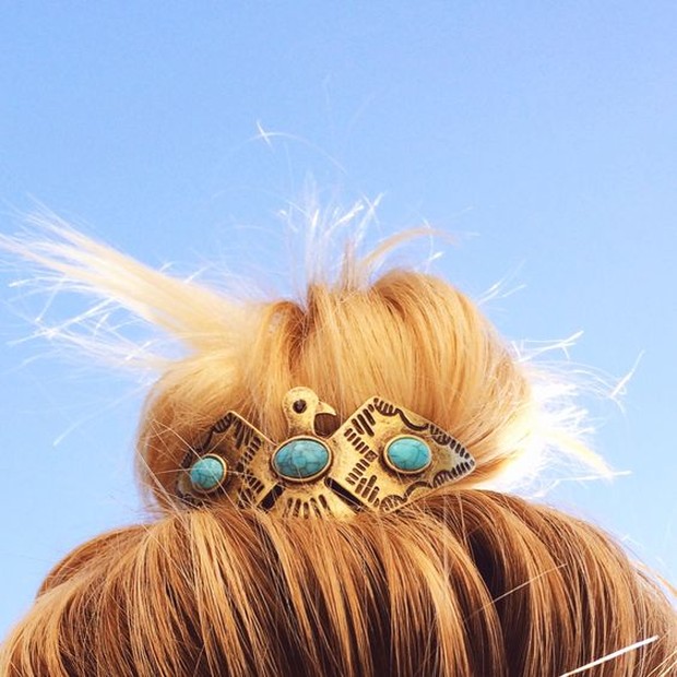 Tampilan kasual akan terkesan formal jika memakai aksesoris pada rambut.