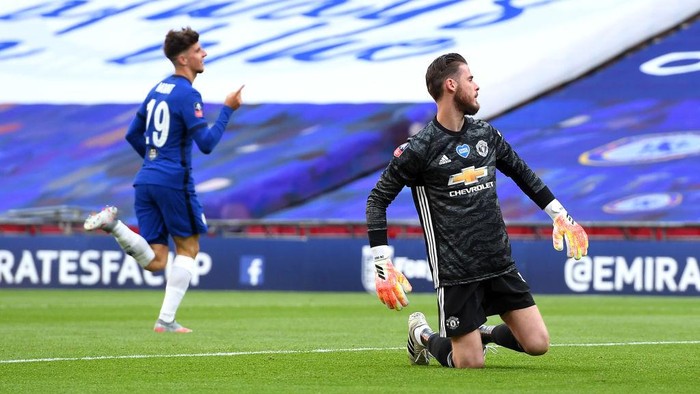 LONDON, ENGLAND - JULY 19: David De Gea of Manchester United fails to save the goal from Mason Mount of Chelsea as he celebrates  after scoring his teams second goal during the FA Cup Semi Final match between Manchester United and Chelsea at Wembley Stadium on July 19, 2020 in London, England. Football Stadiums around Europe remain empty due to the Coronavirus Pandemic as Government social distancing laws prohibit fans inside venues resulting in all fixtures being played behind closed doors. (Photo by Andy Rain/Pool via Getty Images)