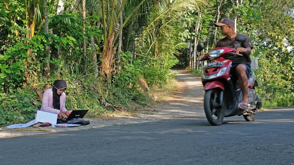 Susah Sinyal, Mahasiswa di Magelang Belajar di Pinggir Jalan