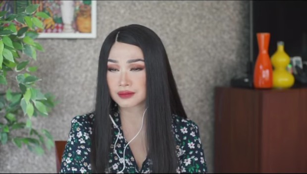 Penyanyi titi DJ tampak mewek dan terdiam ketika mendengarkan lagu BCL melalui earphone.