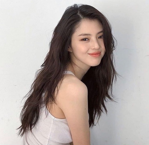 Ibunda Han So Hee melakukan penipuan lewat sebuah tabungan koperasi. Ia menjadi pemimpin tabungan koperasi tersebut.