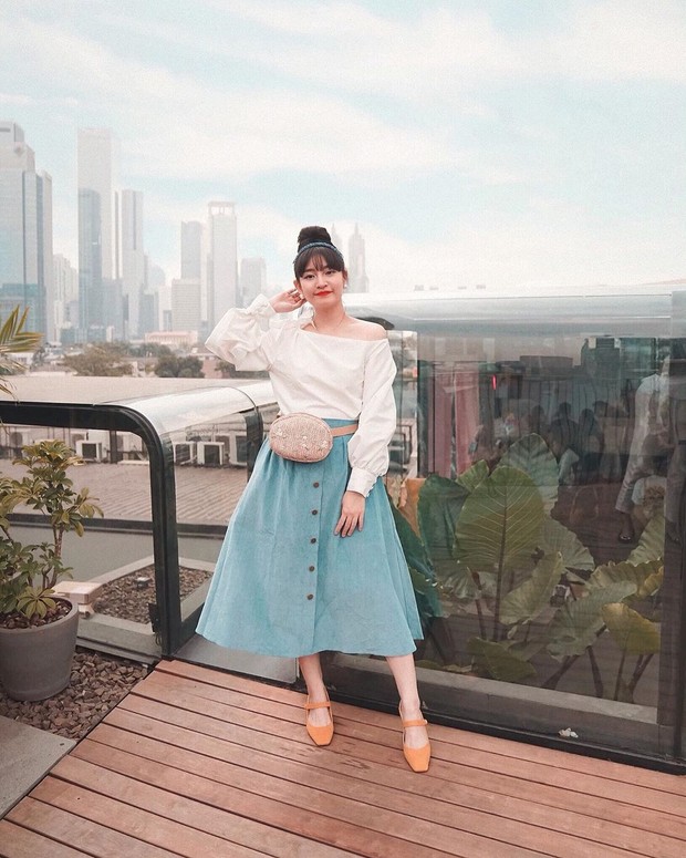 Mix and match atasan puff-sleeve untuk gaya summer bernuansa vintage.