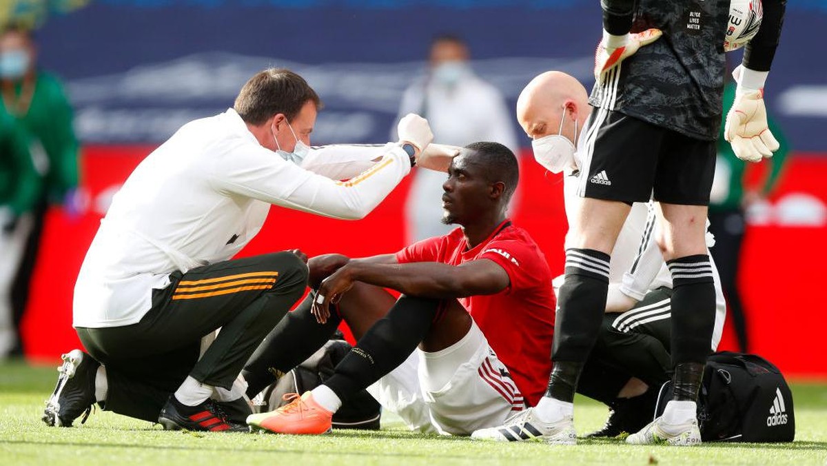 Eric Bailly Cedera, Harus ke RS Habis Ditanduk Harry Maguire. (Foto: Alastair Grant/Pool via Getty Images)