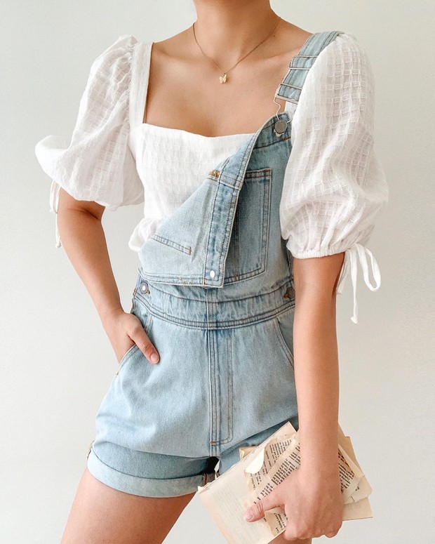 Mix and match atasan puff-sleeve untuk gaya summer bernuansa vintage.