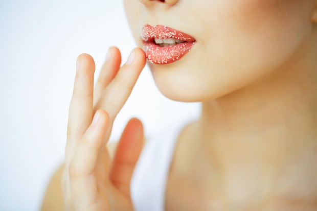 Scrub Bibir/freepik.com Dengan melakukan hal ini, maka sel-sel kulit mati pada bibitmu pun akan terangkat dan bibirmu pun akan kembali cerah.