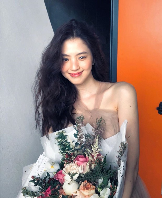 Ibunda Han So Hee berjanji akan mengembalikan uang netizen tersebut. Namun, ia kembali menghilang dan mengganti nomor telepon.