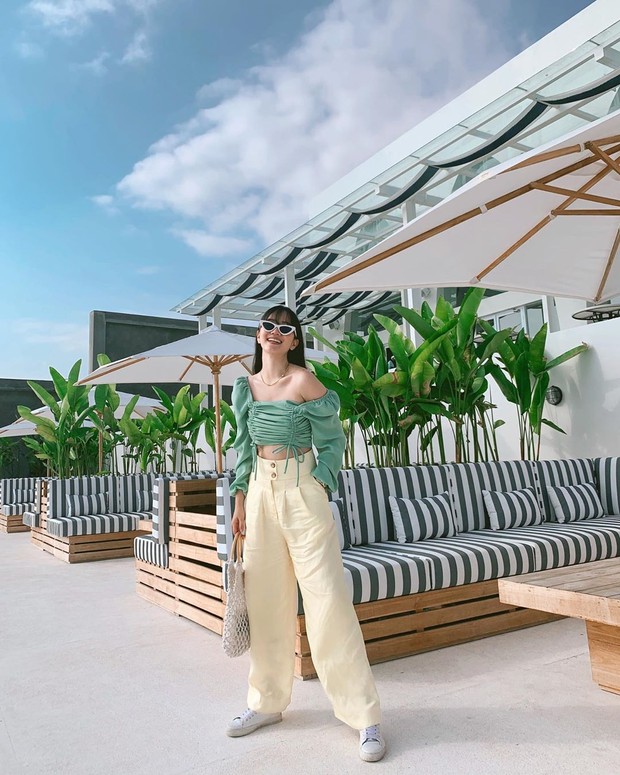 Mix and match atasan puff-sleeve untuk gaya summer bernuansa vintage.