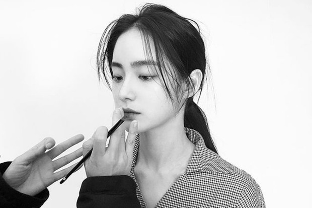 poni panjang seperti milik Hong Soojoo lebih mudah diatur daripada poni pendek