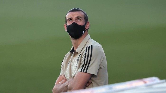 MADRID, SPAIN - JULY 02: Gareth Bale of Real Madrid wears a face mask prior to the Liga match between Real Madrid CF and Getafe CF at Estadio Alfredo Di Stefano on July 02, 2020 in Madrid, Spain. Football Stadiums around Europe remain empty due to the Coronavirus Pandemic as Government social distancing laws prohibit fans inside venues resulting in all fixtures being played behind closed doors. (Photo by Angel Martinez/Getty Images)