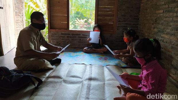Guru SD di Magelang, Hendricus Suroto mendatangi siswanya yang kesulitan sinyal untuk belajar online, Senin (20/7/2020).