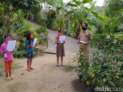 Kisah Guru Datangi Siswa di Perbukitan yang Susah Sinyal Belajar Online