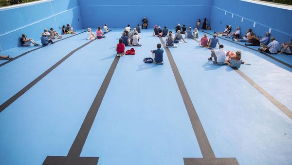 Ketika Konser Cello Digelar di Kolam Renang