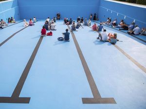 Ketika Konser Cello Digelar di Kolam Renang