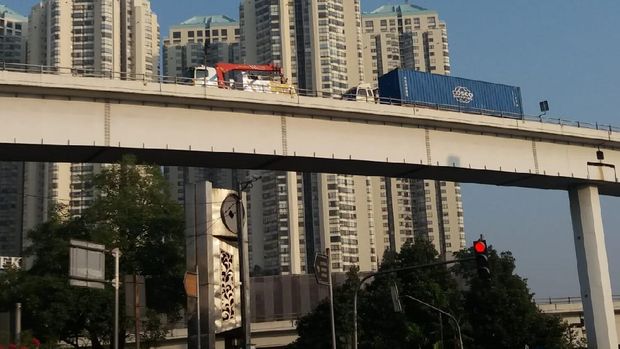 Kontainer Mogok di Jalan Layang Tomang Arah Kebon Jeruk