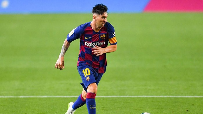 BARCELONA, SPAIN - JUNE 30: Lionel Messi of FC Barcelona runs with the ball during the Liga match between FC Barcelona and Club Atletico de Madrid at Camp Nou on June 30, 2020 in Barcelona, Spain. (Photo by David Ramos/Getty Images)
