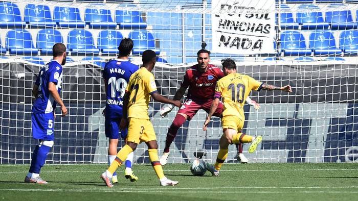 VITORIA-GASTEIZ, SPAIN - JULY 19: Lionel Messi of FC Barcelona scores his sides second goal during the Liga match between Deportivo Alaves and FC Barcelona at Estadio de Mendizorroza on July 19, 2020 in Vitoria-Gasteiz, Spain. Football Stadiums around Europe remain empty due to the Coronavirus Pandemic as Government social distancing laws prohibit fans inside venues resulting in all fixtures being played behind closed doors. (Photo by Juan Manuel Serrano Arce/Getty Images)