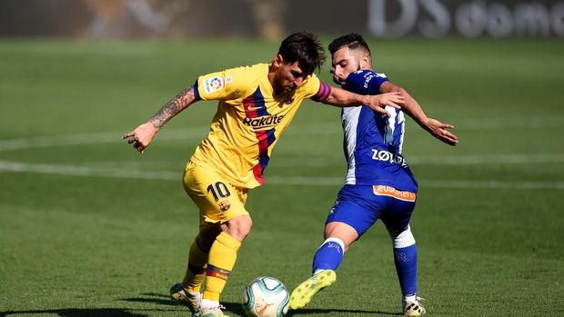 VITORIA-GASTEIZ, SPAIN - JULY 19: Lionel Messi of FC Barcelona dribbles Luis Rioja of Deportivo Alaves during the Liga match between Deportivo Alaves and FC Barcelona at Estadio de Mendizorroza on July 19, 2020 in Vitoria-Gasteiz, Spain. Football Stadiums around Europe remain empty due to the Coronavirus Pandemic as Government social distancing laws prohibit fans inside venues resulting in all fixtures being played behind closed doors. (Photo by Juan Manuel Serrano Arce/Getty Images)