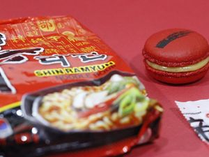 Unik! Chef Ini Buat Macaron Rasa Mie Instan Korea yang Pedas