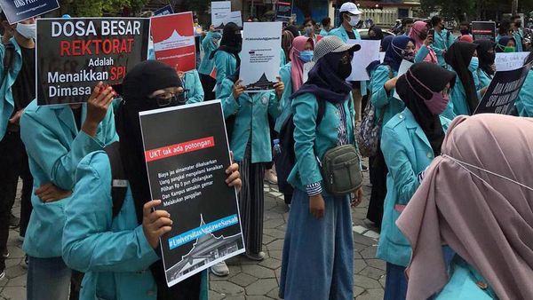 Mahasiswa UNS Gelar Aksi Terkait Biaya UKT hingga SPI