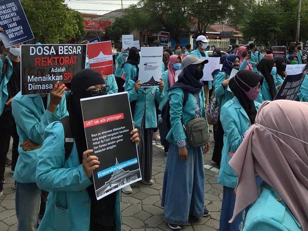Mahasiswa UNS Gelar Aksi Terkait Biaya UKT hingga SPI
