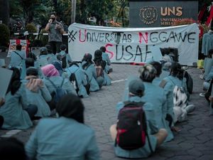Heboh Mahasiswa UNS Gaungkan #UniversitasNggaweSusah Demi Keringanan UKT Heboh Mahasiswa UNS Gaungkan #UniversitasNggaweSusah Demi Keringanan UKT