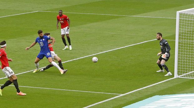 Chelsea's Olivier Giroud scores the opening goal during the English FA Cup semifinal soccer match between Chelsea and Manchester United at Wembley Stadium in London, England, Sunday, July 19, 2020. (AP Photo/Alastair Grant, Pool)