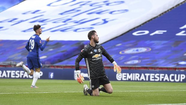Chelsea's Mason Mount turns away from Manchester United's goalkeeper David de Gea as he celebrates after scoring his side's second goal during the English FA Cup semifinal soccer match between Chelsea and Manchester United at Wembley Stadium in London, England, Sunday, July 19, 2020. (Andy Rain, Pool via AP)